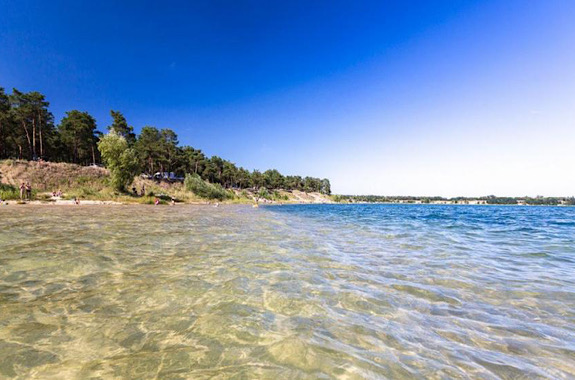 Картинка купання на блакитному озері 